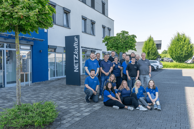 NETZkultur Gruppenfoto vor Firmengebäude